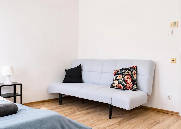 Apartment Comfortable 3-bedroom Setup In 2 Neighbouring