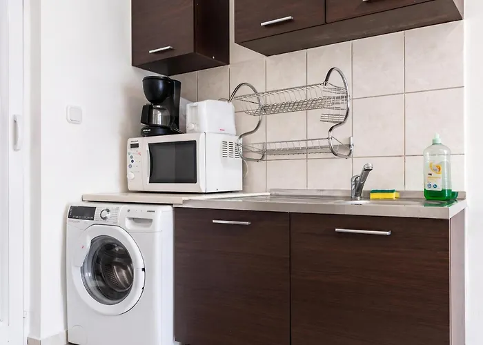 Comfortable 3-bedroom Setup In 2 Neighbouring *
