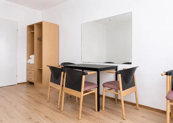 Apartment Comfortable 3-bedroom Setup In 2 Neighbouring