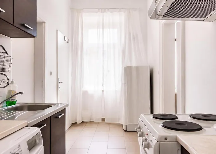 Comfortable 3-bedroom Setup In 2 Neighbouring *