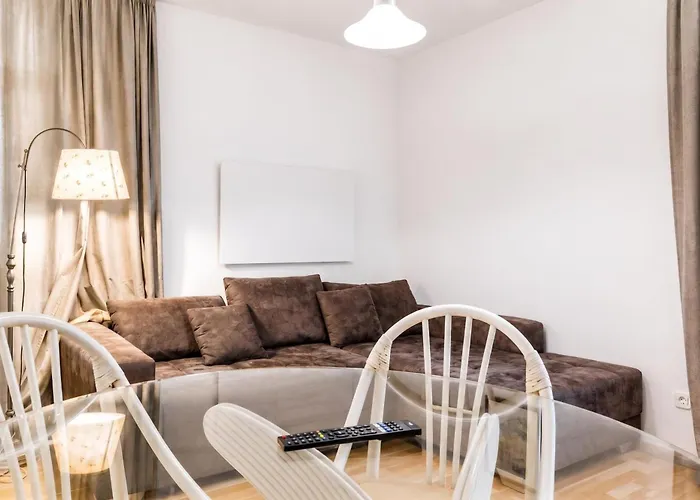 Apartment Comfortable 3-bedroom Setup In 2 Neighbouring *