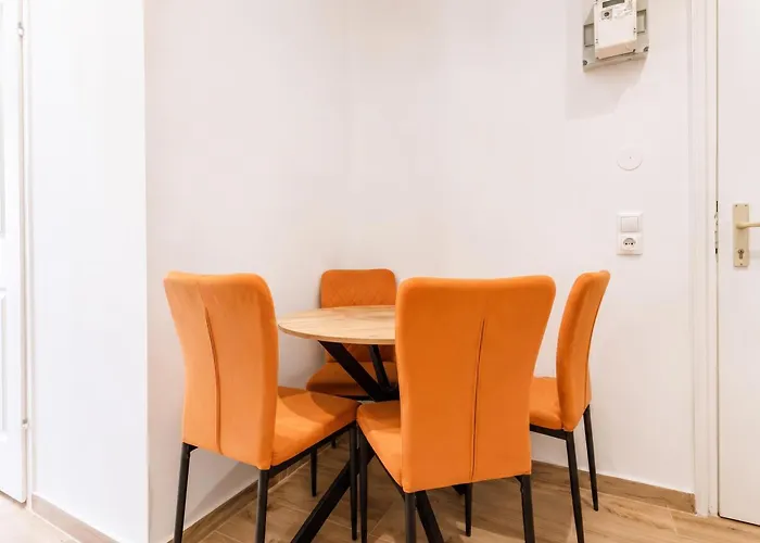 Comfortable 3-bedroom Setup In 2 Neighbouring Apartment *
