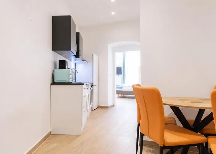 Apartment Comfortable 3-bedroom Setup In 2 Neighbouring Vienna