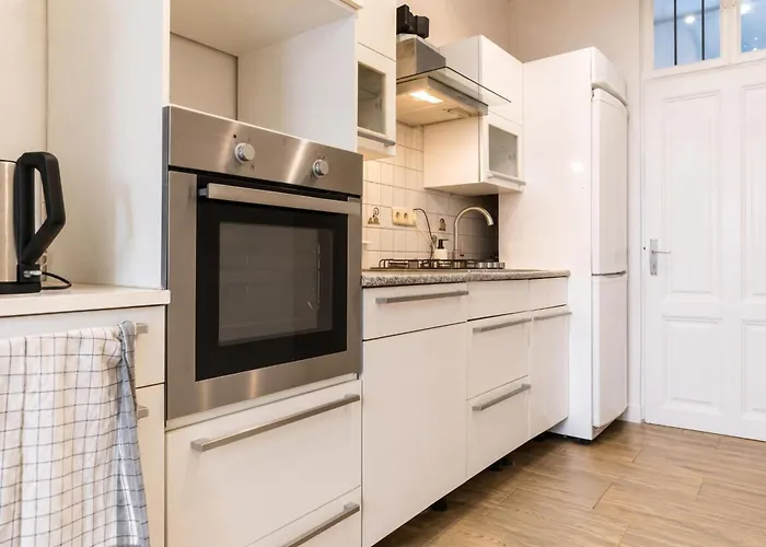 Comfortable 3-bedroom Setup In 2 Neighbouring Apartment *