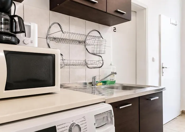 Comfortable 3-bedroom Setup In 2 Neighbouring Apartment