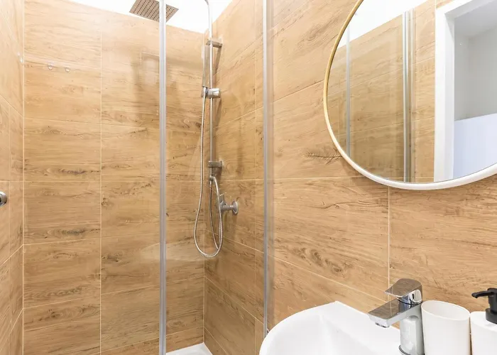Comfortable 3-bedroom Setup In 2 Neighbouring Apartment *