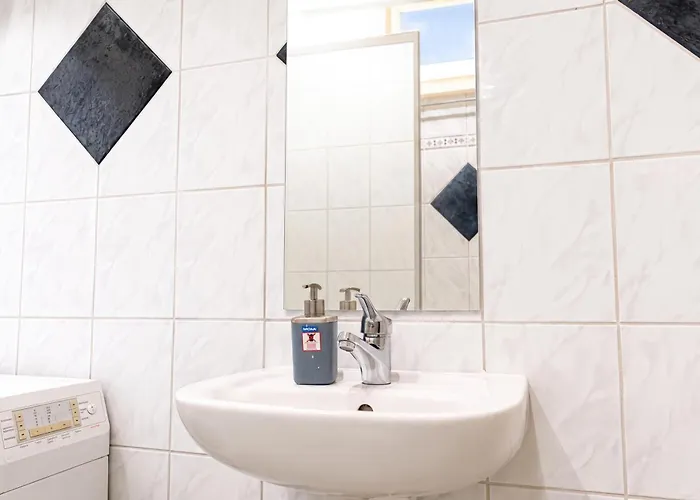 Comfortable 3-bedroom Setup In 2 Neighbouring Apartment *